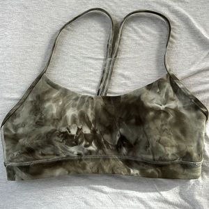 Flow Y Bra in Nulu Diamond Dye Light Sage Army Green Dark Olive Tie Dye